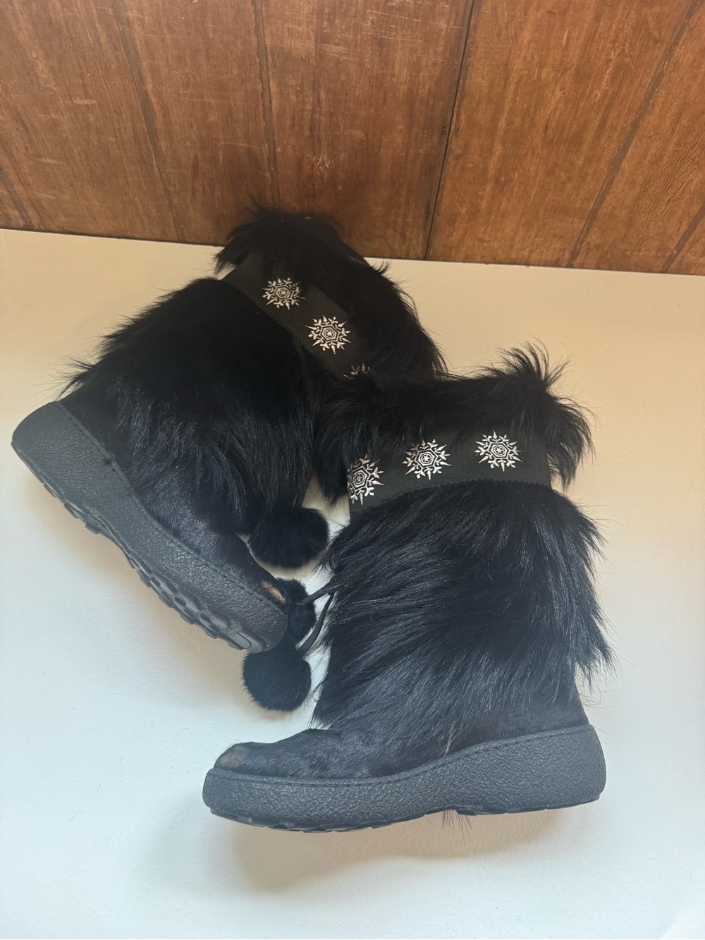 Oscar Sport Boots Womens Size 10 US EU 41 Black Goat Hair Fur Snow Pom Pom Apres
